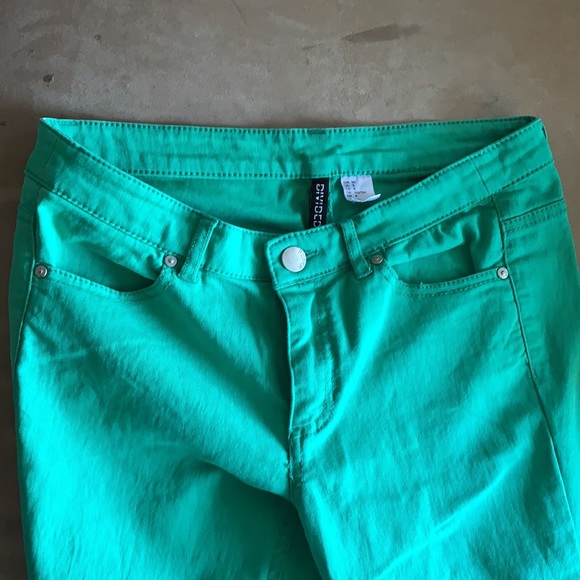 Mid rise skinny jeans from Divided. Size 8, very lightly worn. - Picture 3 of 5